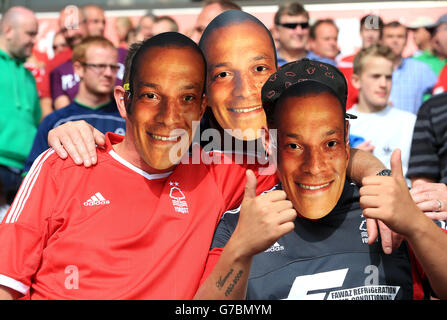 I fan di Nottingham Forest indossano maschere Bobby Zamora durante la partita del campionato Sky Bet al City Ground, Nottingham. Foto Stock