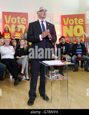 Better insieme leader della campagna Alistair Darling durante un evento di campagna al Municipio di Clydebank in Scozia, mentre la campagna prima del referendum scozzese per l'indipendenza entra nei suoi giorni finali. Foto Stock