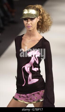 Un modello durante la sfilata della London Fashion Week Primavera/Estate 2005 di Scott Henshall presso l'ex Saatchi Gallery nel nord di Londra. Foto Stock