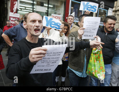 Un sostenitore di Better Together sostiene con un sostenitore di Yes su Buchanan Street a Glasgow, Scozia, quando la campagna in vista del referendum sull'indipendenza scozzese entra nei suoi giorni finali. Foto Stock