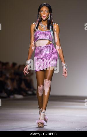 Un modello sulla passerella durante lo spettacolo Ashish Catwalk, al Topshop Show Space, a King's Cross, nel centro di Londra, durante la settimana della Moda di Londra Primavera/Estate 2015. Foto Stock