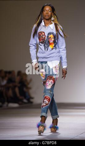 Un modello sulla passerella durante lo spettacolo Ashish Catwalk, al Topshop Show Space, a King's Cross, nel centro di Londra, durante la settimana della Moda di Londra Primavera/Estate 2015. Foto Stock