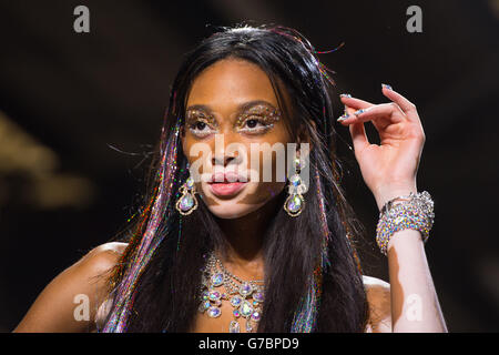 Un modello sulla passerella durante lo spettacolo Ashish Catwalk, al Topshop Show Space, a King's Cross, nel centro di Londra, durante la settimana della Moda di Londra Primavera/Estate 2015. Foto Stock