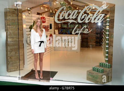 Rosie Huntington-Whiteley lancia ufficialmente Coca-Cola Life nel Regno Unito nella boutique pop-up Coca-Cola a South Molton Street, Londra. Foto Stock