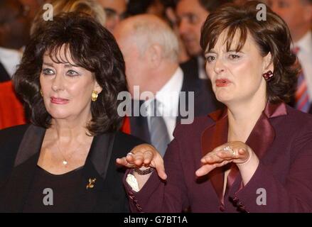 Cherie Blair, di destra, moglie del primo ministro britannico Tony Blair, e Pauline Prescott, moglie del vice presidente John Prescott, prima del discorso di primo ministro Blair alla conferenza del partito laburista a Brighton, Sussex orientale. Foto Stock