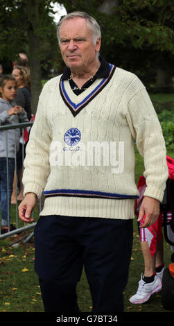 Lord Archer è tra la folla ai carri del fuoco corsa lungo le spalle a Cambridge. Foto Stock