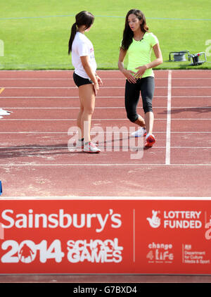 Katarina Johnson-Thompson tiene una master class di salto lungo e salto alto per i giovani atleti durante i Giochi scolastici 2014 di Sainsbury alla Regional Arena di Manchester. Foto Stock