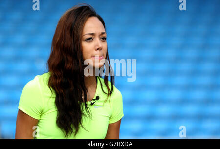 Katarina Johnson-Thompson tiene una master class di salto lungo e salto alto per i giovani atleti durante i Giochi scolastici 2014 di Sainsbury alla Regional Arena di Manchester. Foto Stock