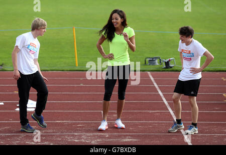 Katarina Johnson-Thompson tiene una master class di salto lungo e salto alto per i giovani atleti durante i Giochi scolastici 2014 di Sainsbury alla Regional Arena di Manchester. Foto Stock