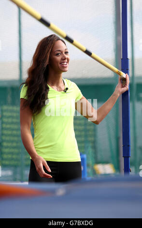 Katarina Johnson-Thompson tiene una master class di salto lungo e salto alto per i giovani atleti durante i Giochi scolastici 2014 di Sainsbury alla Regional Arena di Manchester. Foto Stock