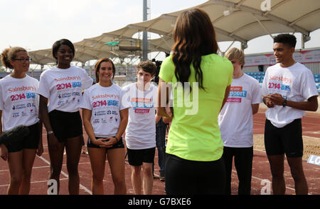 Katarina Johnson-Thompson tiene una master class di salto lungo e salto alto per i giovani atleti durante i Giochi scolastici 2014 di Sainsbury alla Regional Arena di Manchester. Foto Stock