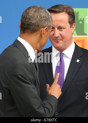 Il presidente DEGLI STATI UNITI Barack Obama fa gesti al primo ministro britannico David Cameron all'inizio del vertice NATO al Celtic Manor Resort di Newport. Foto Stock