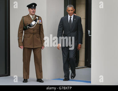 Un funzionario militare annuncia l'arrivo del presidente americano Barack Obama all'inizio del vertice NATO al Celtic Manor Resort di Newport. Foto Stock