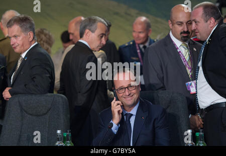 PRODOTTO ALTERNATIVO. Il presidente francese Francois Hollande partecipa alla prima sessione del vertice NATO di quest'anno a Celtic Manor a Newport, nel Galles meridionale. Foto Stock