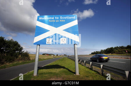 Una visione generale al confine tra la Scozia e l'Inghilterra, appena a nord di Berwick-upon-Tweed, come sondaggio YouGov, mette in testa per la prima volta la campagna a favore dell'indipendenza nel referendum sull'indipendenza scozzese. Foto Stock