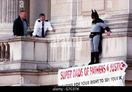 Un difensore della giustizia dei Padri 4 vestito da Batman su un balcone di Buckingham Palace. Jason Hatch, 33 anni, da Gloucester, riuscì a raggiungere la residenza reale nonostante la presenza di guardie armate. Gli esperti di sicurezza e un ex funzionario di Buckingham Palace oggi hanno sollevato preoccupazioni circa gli accordi di sicurezza presso la residenza reale a seguito della protesta di Pads 4 Justice. Foto Stock