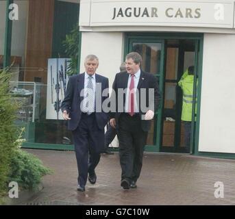 Il segretario generale della TGWU Tony Woodley (a sinistra) e il segretario generale della AMICUS Derek Simpson presso lo stabilimento Jaguar di Castle Bromwich, Birmingham, per colloqui con la direzione sulla chiusura dello stabilimento Browns Lane a Coventry dove vengono realizzate la berlina XJ e la XK. Ci è speculazione crescente che i proprietari Ford devono chiudere la fabbrica con la perdita di 2,000 posti di lavoro. Foto Stock