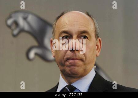 Joe Greenwell, presidente e amministratore delegato di Jaguar durante una conferenza stampa presso lo stabilimento Whitley di Coventry. La produzione di auto Jaguar terminerà presso il sito Browns Lane di Coventry, con la perdita di oltre 1,100 posti di lavoro, annunciata oggi dall'azienda. Circa 750 lavoratori di colletti bianchi e 400 addetti alla produzione perderanno il loro posto di lavoro nel sito di Browns Lane a Coventry, ma Ford, che possiede l'azienda, ha detto che non ci saranno licenziamenti obbligatori. Foto Stock