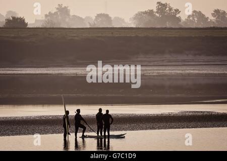 Surfers sul fiume Severn a Newnham, Gloucestershire, come aspettano un 4 * Severn Bore per fare la strada lungo il fiume. Foto Stock