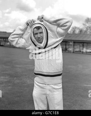 Harold Rhodes, il Derbyshire e l'Inghilterra fast bowler sono andati in prova per la sua vita cricket Lord's Cricket Ground. È il primo giocatore a venire prima della nuova corte dei cricketers del gioco. Rhodes, che ha superato la media inglese della scorsa stagione sta compiendo il test su sua richiesta. Foto Stock