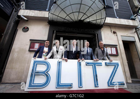 Spandau Ballet (da sinistra a destra) John Keeble, Steve Norman, Tony Hadley, Gary Kemp e Martin Kemp presentano il loro PRS per il Premio del patrimonio musicale nel luogo di uno dei loro primi concerti, l'ex Blitz Club a Covent Garden, Londra. Foto Stock