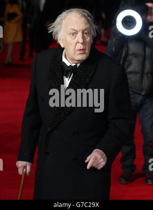 Sir Donald Sinden arriva per la prima cinematografica britannica di Run for your wife, presso l'Odeon Leicester Square, nel centro di Londra. Foto Stock