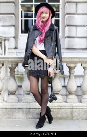 Blogger Amy Valentine si pone per una fotografia durante la settimana della moda di Londra alla Somerset House di Londra. Foto Stock