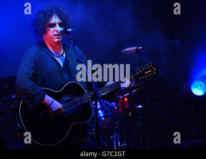 Robert Smith, cantante principale dei Cure, si esibisce sul palco come parte del tributo alla band 'MTV Icon of 2004', l'evento onorando il loro significativo contributo alla musica, ai video musicali e alla cultura pop dopo 25 anni di carriera, tenuto all'Old Billingsgate Market di Londra. Foto Stock