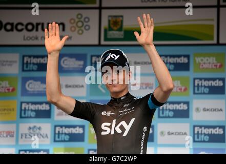 Ben Swift del Team Sky festeggia sul podio prima di ricevere la maglia Chain Reaction Cycles Points dopo la sesta tappa del Tour of Britain del 2014. Foto Stock