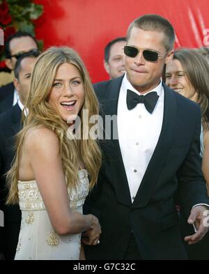 Gli attori Brad Pitt con sua moglie Jennifer Aniston, arrivano per la 56a edizione degli Emmy Awards, che si tiene presso il Shrine Auditorium di Los Angeles, California. Foto Stock