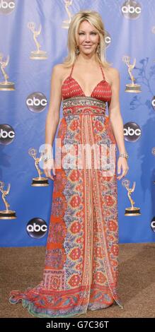 Attrice Heather Locklear backstage durante il 56° Emmy Awards annuale, domenica 19 settembre 2004, tenuto presso il Shrine Auditorium di Los Angeles. Foto Stock