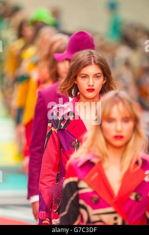 Modelli sulla passerella per la sfilata di abbigliamento donna Burberry Prorsum presso l'Albert Memorial, Londra, durante la London Fashion Week. Foto Stock