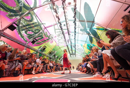 Un modello sulla passerella per lo spettacolo di abbigliamento donna Burberry Prorsum presso l'Albert Memorial, Londra, durante la London Fashion Week. Foto Stock