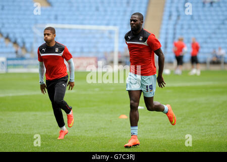 Calcio - Sky Bet League One - Coventry City / Yeovil Town - Ricoh Arena. Frank Nuble (a destra) di Coventry City batte durante il riscaldamento Foto Stock