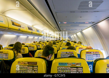 I passeggeri a bordo di un aereo Ryanair. Foto Stock