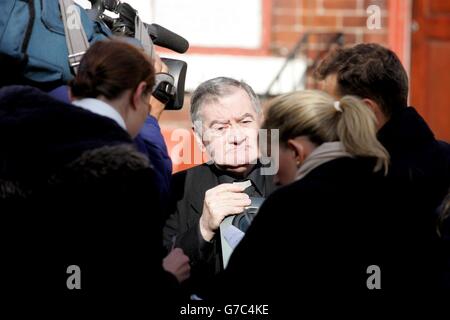 Padre John Thompson parla ai giornalisti fuori dalla casa di Elizabeth Bigley, madre di Ken Bigley che è tenuta in ostaggio in Iraq. Foto Stock