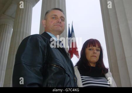 Amici di Arron Powell Eric Harmer e Claire Alderman arrivano per un appello al Palais de Justice di Tours, Francia, portato dalla nazionale francese Elias Laguedani che attualmente sta servendo una pena di 30 anni dopo che ha ammesso l'uccisione di Powell. Il sig. Languedani ha fatalmente pugnalato Arron Powell ad una stazione ferroviaria di Orleans nell'aprile 2002 e, sebbene ammise di uccidere Powell, egli nega l'omicidio. L'udienza di ricorso è stata rinviata al 9 dicembre. Foto Stock