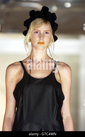 Un modello che indossa una creazione dello stilista Rubecksen Yamanaka durante il concorso annuale di moda, Fashion Fringe, durante la mostra alla collezione London Fashion Week Primavera/Estate 2005, che si tiene a Selfridges, Oxford Street nel centro di Londra. Foto Stock