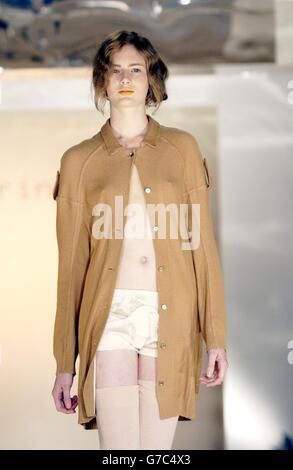 Un modello che indossa una creazione dello stilista Rubecksen Yamanaka durante il concorso annuale di moda, Fashion Fringe, durante la mostra alla collezione London Fashion Week Primavera/Estate 2005, che si tiene a Selfridges, Oxford Street nel centro di Londra. Foto Stock