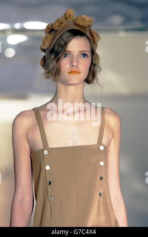 Un modello che indossa una creazione dello stilista Rubecksen Yamanaka durante il concorso annuale di moda, Fashion Fringe, durante la mostra alla collezione London Fashion Week Primavera/Estate 2005, che si tiene a Selfridges, Oxford Street nel centro di Londra. Foto Stock