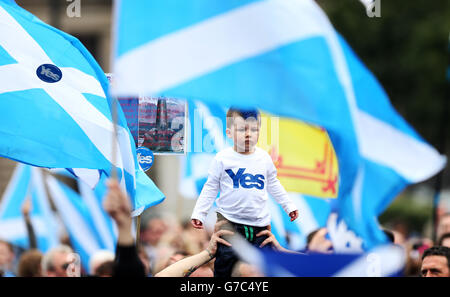 Sì, i sostenitori si riuniscono a George Square, Glasgow, prima del referendum sull'indipendenza scozzese che si terrà domani. Foto Stock