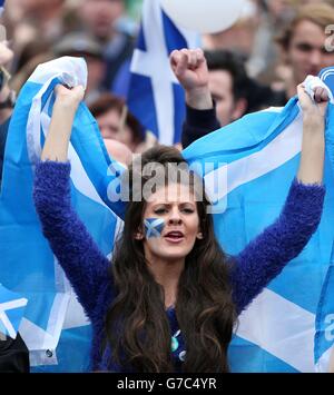 Sì, i sostenitori si riuniscono a George Square, Glasgow, prima del referendum sull'indipendenza scozzese che si terrà domani. Foto Stock