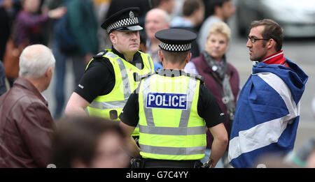 La polizia parla con i sostenitori del sì che si riuniscono a George Square, Glasgow, in vista del referendum sull'indipendenza scozzese che si terrà domani. Foto Stock