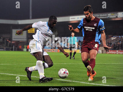 Calcio - Sky Bet League uno - Scunthorpe United / Coventry City - Glanford Park. Frank Nouble (a sinistra) di Coventry City e Niall Canavan dello Scunthorpe United lottano per la palla Foto Stock