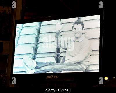 Calcio - Campionato Sky Bet - Nottingham Forest / Fulham - City Ground. I fan guardano un tributo a Brian Clough durante la metà della partita del Campionato Sky Bet al City Ground di Nottingham. Foto Stock