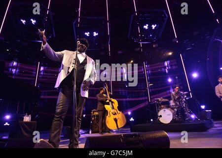 Gregory Porter si esibisce dal vivo sul palco come parte dell'iTunes Festival presso la Roundhouse di Camden, Londra. Foto Stock