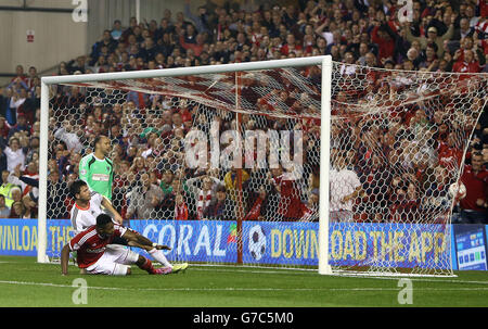 Il Britt Assombalonga di Nottingham Forest segna il quarto gol della partita durante la partita del campionato Sky Bet al City Ground di Nottingham. Foto Stock