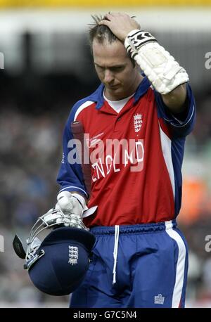 Il capitano d'Inghilterra Michael Vaughan mostra la sua deiezione dopo essere uscito per 7 gainst The West Indies durante la finale del ICC Champions Trophy all'Oval, Londra. . NESSUN UTILIZZO DEL TELEFONO CELLULARE. Foto Stock