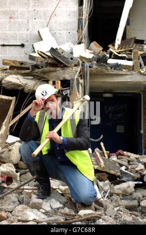 Attore Joseph Fiennes durante una fotocellula per annunciare l'appuntamento di Verry Construction in una cerimonia di rottura del terreno per il teatro Young Vic al Cut nel centro di Londra. La cerimonia segna una tappa importante nel restauro dell'auditorium famoso in tutto il mondo e nella ricostruzione del suo edificio, con una data di completamento prevista per l'autunno 2006. Foto Stock