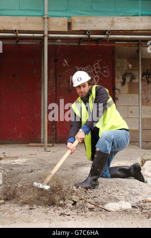 Attore Joseph Fiennes durante una fotocellula per annunciare l'appuntamento di Verry Construction in una cerimonia di rottura del terreno per il teatro Young Vic al Cut nel centro di Londra. La cerimonia segna una tappa importante nel restauro dell'auditorium famoso in tutto il mondo e nella ricostruzione del suo edificio, con una data di completamento prevista per l'autunno 2006. Foto Stock